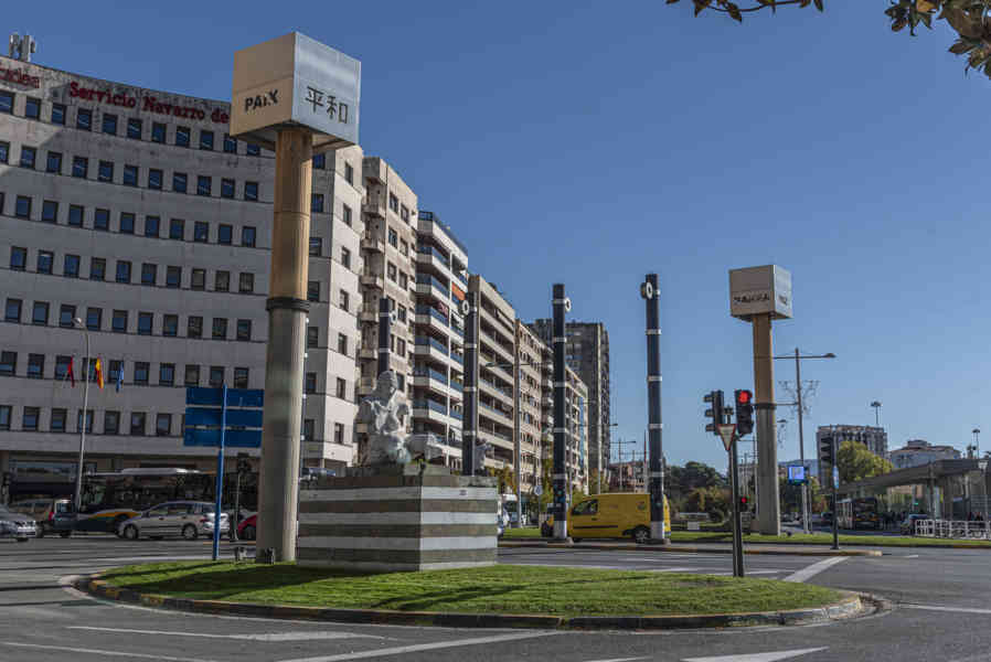 Pamplona 104 - plaza de la Paz.jpg